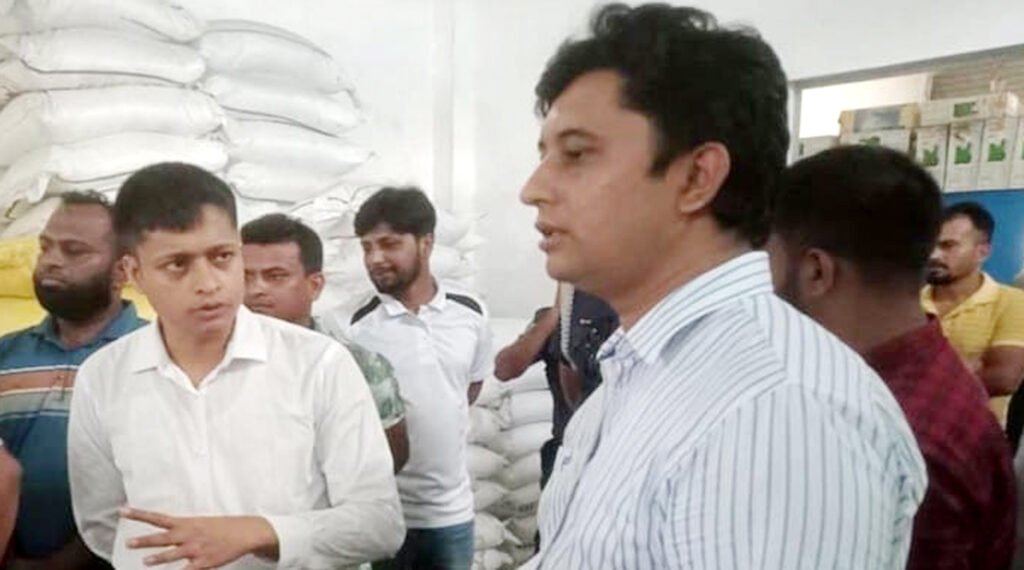 খুলনার ডুমুরিয়ায় ৩৭৫ বস্তা সার জব্দ, দুই ব্যবসায়ীকে জরিমানা 5 2 8