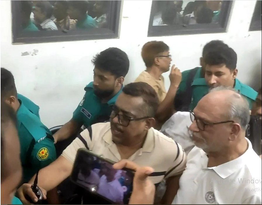 সাবেক মন্ত্রী লতিফ সিদ্দিকীকে পুলিশের হাতে সোপর্দ নেওয়া হয়েছে ডিবি কার্যালয়ে 4 2820neZ