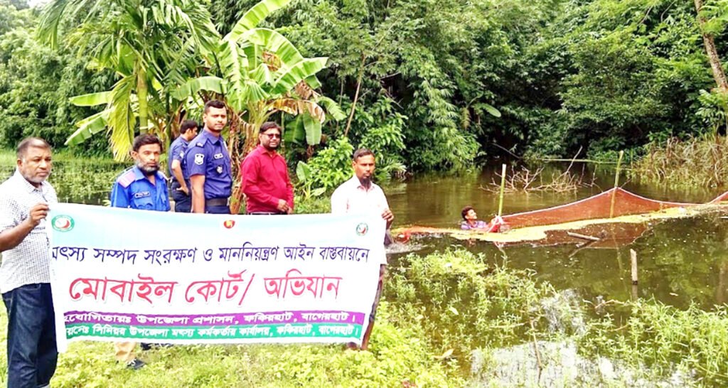 ফকিরহাটে জলাবদ্ধতা নিরসনে জাল-পাটা উচ্ছেদ অভিযান 8 3