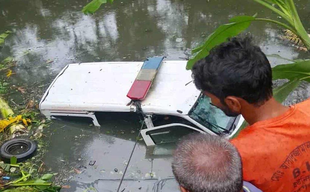 খুলনার ডুমুরিয়ায় এম্বুলেন্স খাদে পড়ে নারীর মৃত্যু 4 3 11