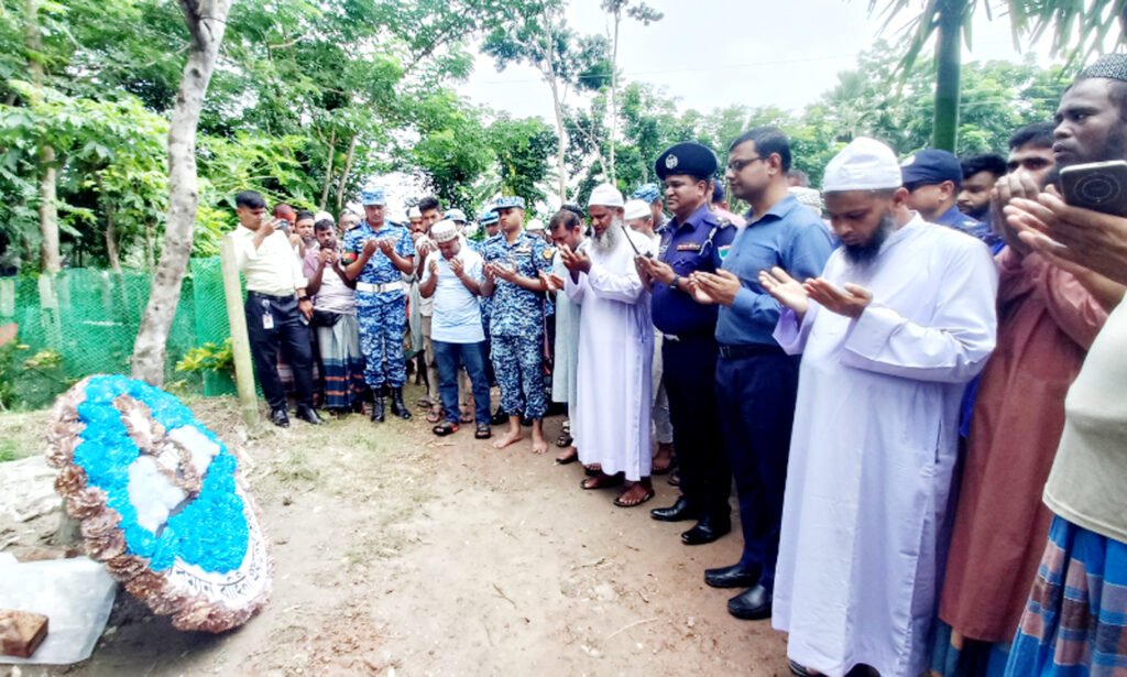 বিমান দুর্ঘটনায় নিহত চিতলমারীর ফাতেমার কবরে বিমানবাহিনীর শ্রদ্ধা 10 3 2