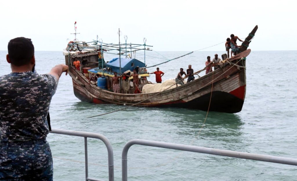 বঙ্গোপসাগরে বিপদগ্রস্ত ১২ জেলেসহ ট্রলার উদ্ধার করল নৌবাহিনী 2 3 29