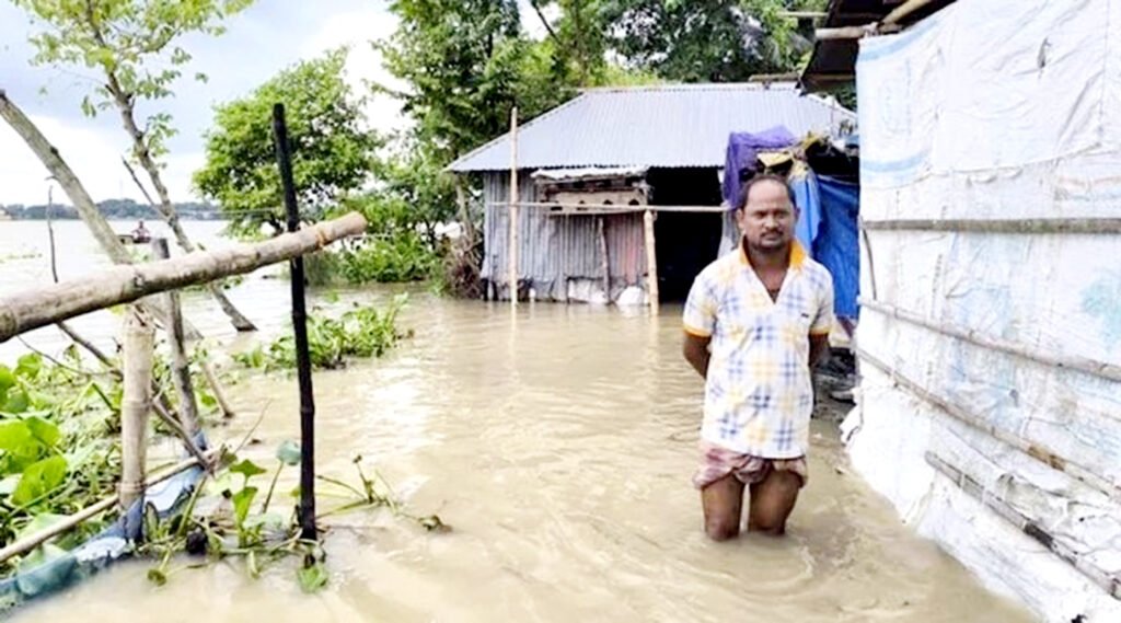 যশোরে আতাই নদীর বাঁধ ভেঙে পানিবন্দি দুই শতাধিক পরিবার 7 4
