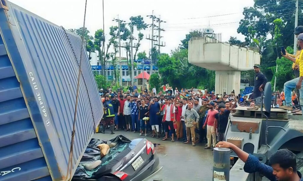 মনিরামপুরে কাভার্ডভ্যানের ধাক্কায় নিহত মেয়ে, সংকটাপন্ন মা-বাবা 3 4 21