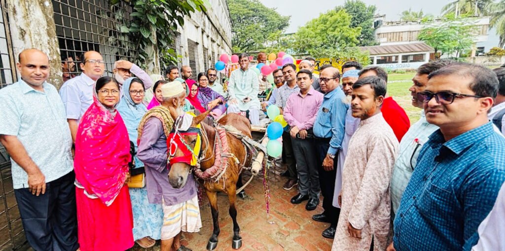 ঘোড়ায় চড়ে বিদায় নিলেন শিক্ষক আজিবর রহমান ও অফিস সহায়ক মশিয়ার রহমান 6 5