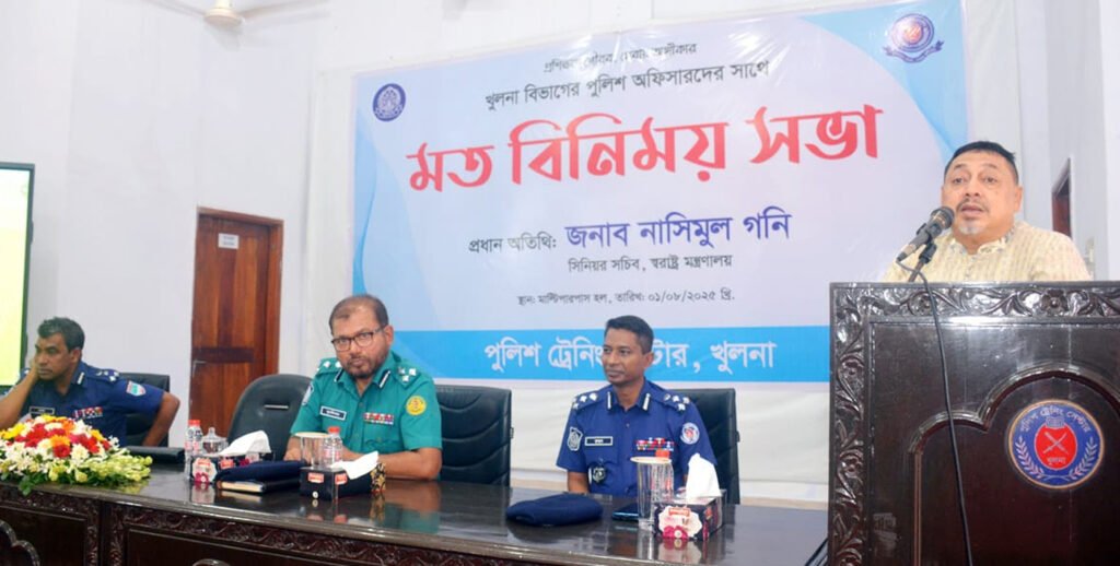 “মানুষের কল্যাণেই পুলিশ কাজ করে, মূল্যবোধ চর্চা ফেরাতে হবে”: খুলনায় স্বরাষ্ট্রমন্ত্রণালয়ের সিনিয়র সচিব 2 9