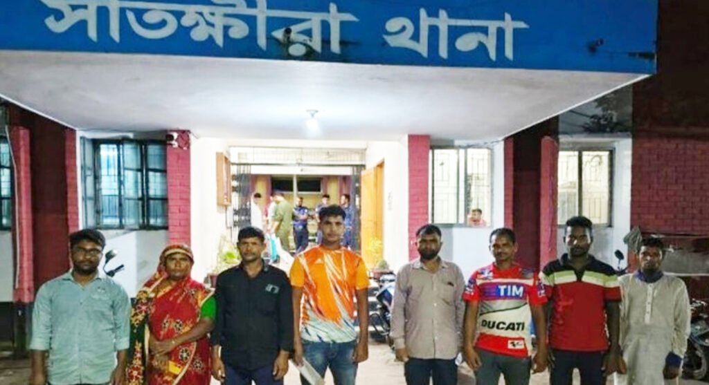 বিএসএফের ফেরত দেওয়া পাঁচ বাংলাদেশিকে সাতক্ষীরায় পরিবারে হস্তান্তর 1 9 15