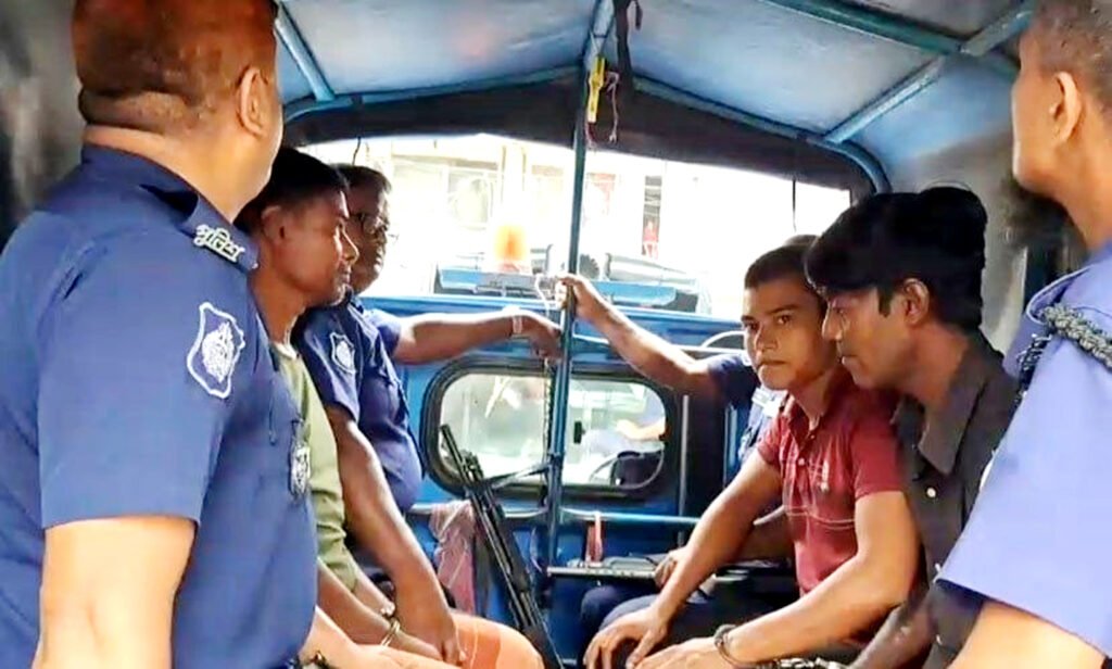 কুষ্টিয়ায় স্বামীকে বেঁধে রেখে স্ত্রীকে গণধর্ষণের অভিযোগ: আটক-৫ 4 9 2