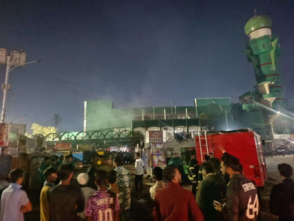 মহানগরীর বায়তুন নূরমসজিদ মার্কেটে আগুন 1 17 1