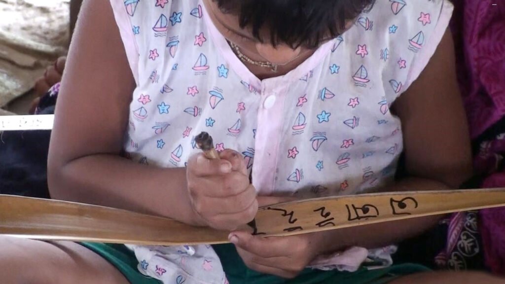 আধুনিক শিক্ষার ভিড়ে শিকড়ের পাঠ দিচ্ছে তালপাতার পাঠশালা 7 2 4