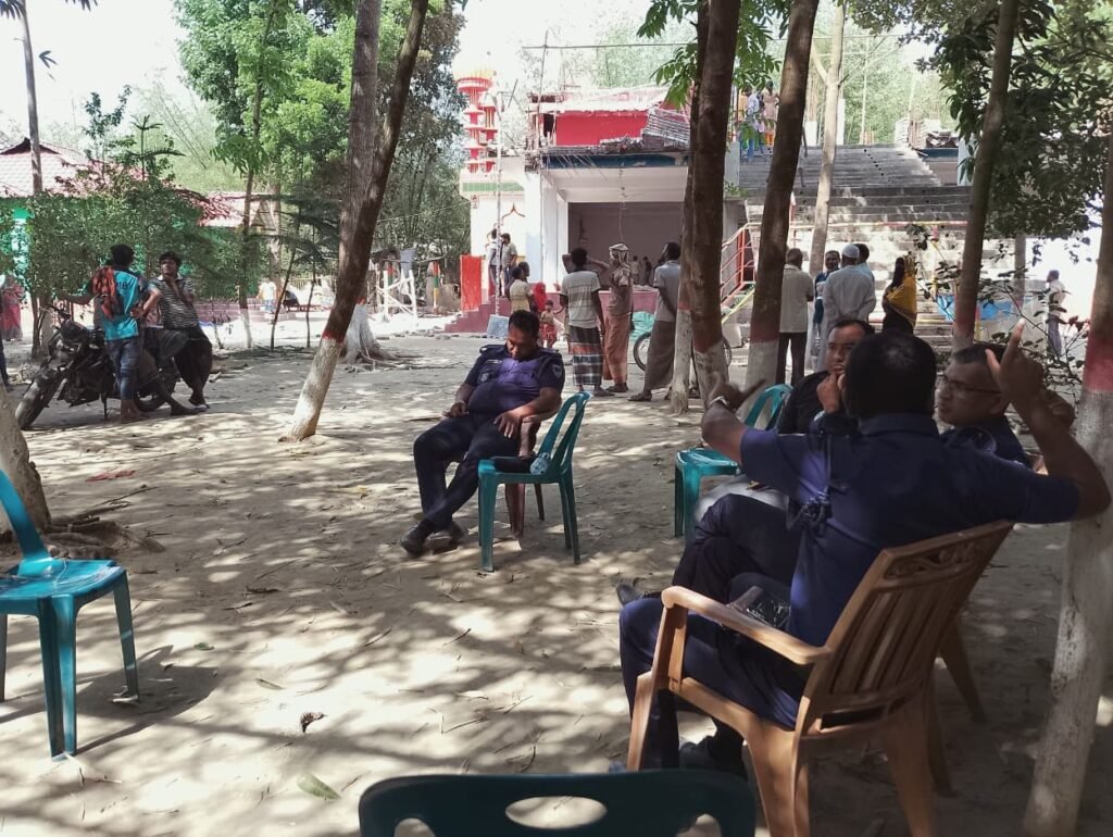 কুষ্টিয়ার দৌলতপুরে নিরাপত্তা শঙ্কায় বরেণ্য বাউলশিল্পী শফি মণ্ডলের বাড়িতে পুলিশ মোতায়েন 1 2 11