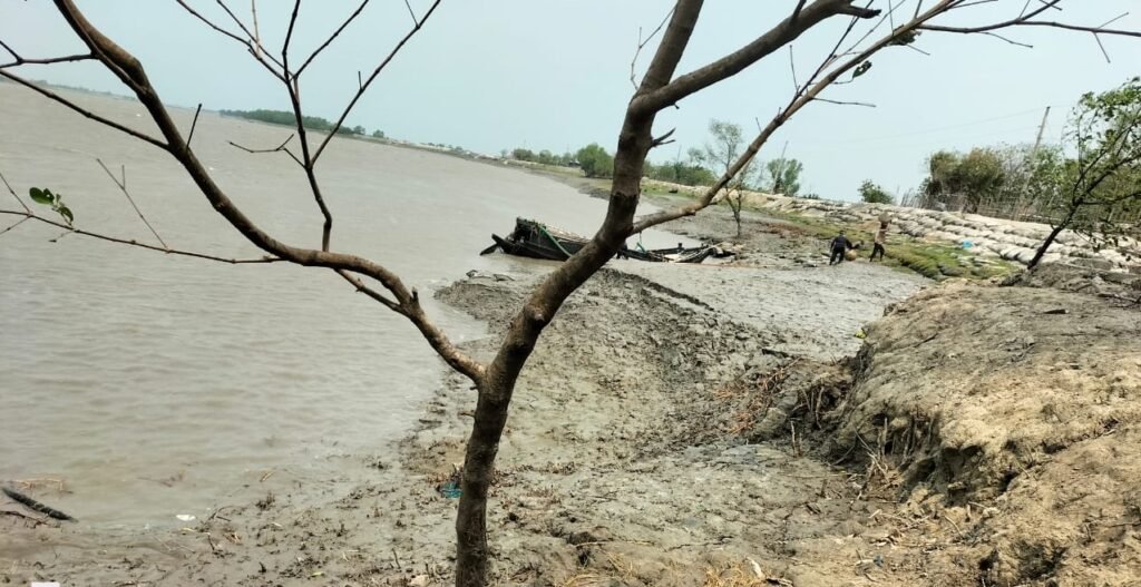 আশাশুনির কাকবাসিয়ায় পাউবো’রবেড়িবাঁধে ভয়াবহ ভাঙ্গন 2 2 4