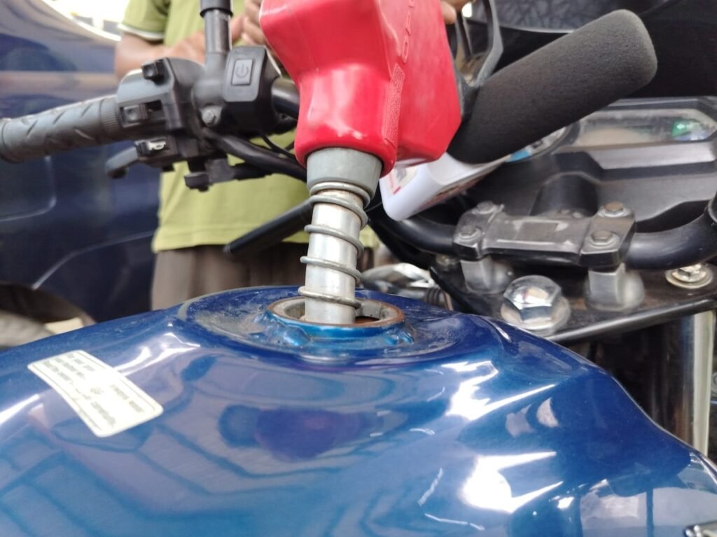 জ্বালানি সংকটে চিতলমারীতে জীবিকা হারানোর শঙ্কায় ভাড়ায় চালিত মোটরসাইকেল চালকরা 1 Bail tell