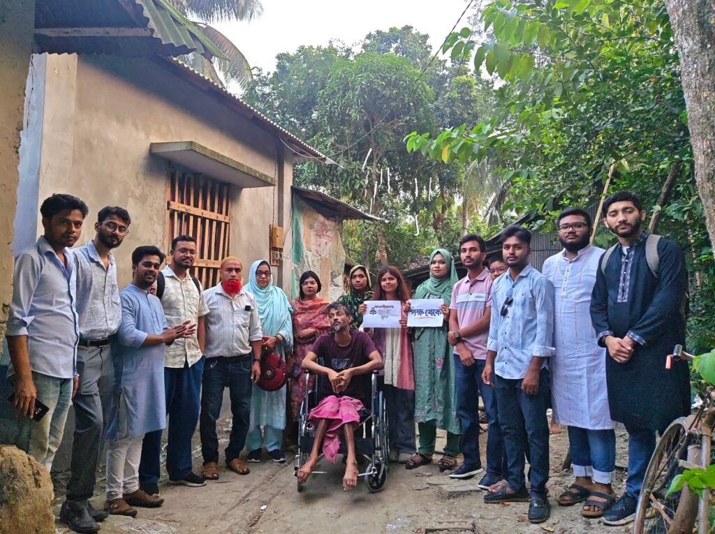 শয্যাশয়ী সবুজ মিয়াকে হুইলচেয়ার দিয়েছে খুলনা বন্ধুসভা 1 IMG 20261023 203730.jpg